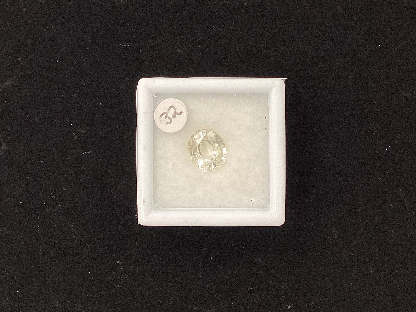 Pale Yellow Sapphire Y42 8.1 x 6.8 1.93ct