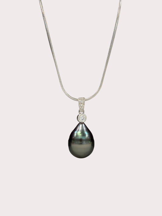 18ct White Gold Diamond Set Tahitian pearl Pendant