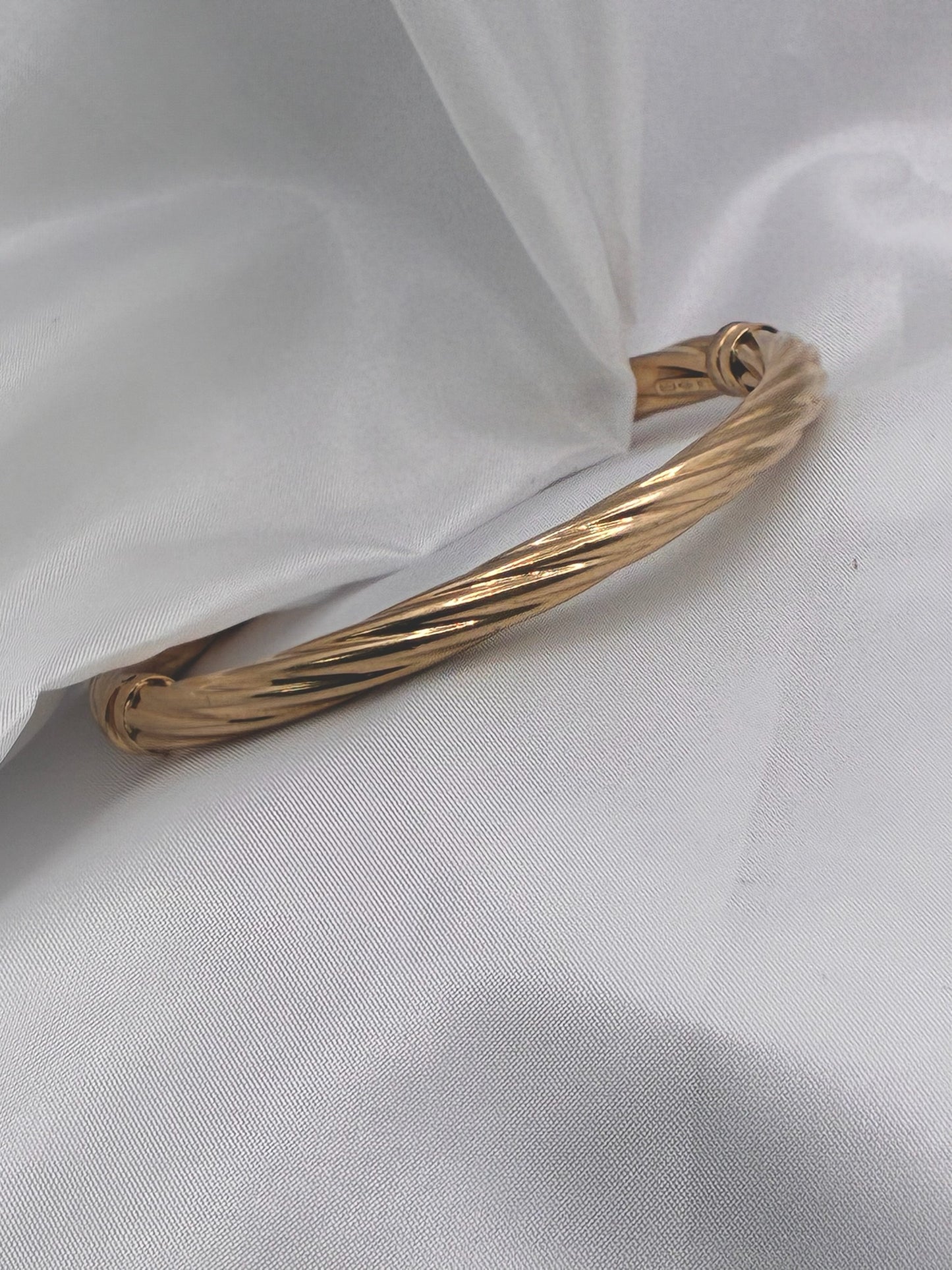 9ct Twisted Hinged Bangle