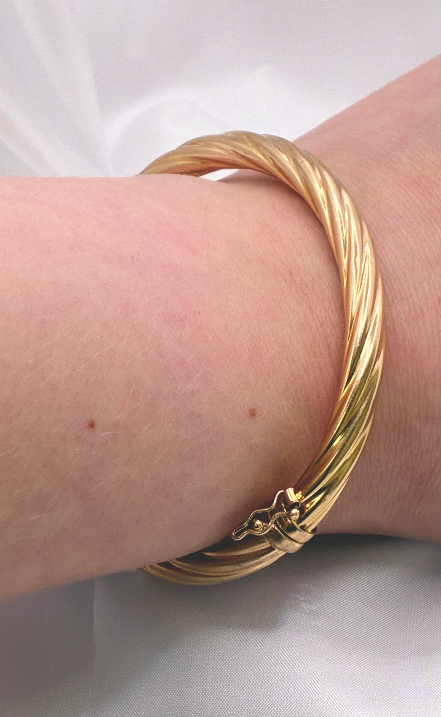 9ct Twisted Hinged Bangle